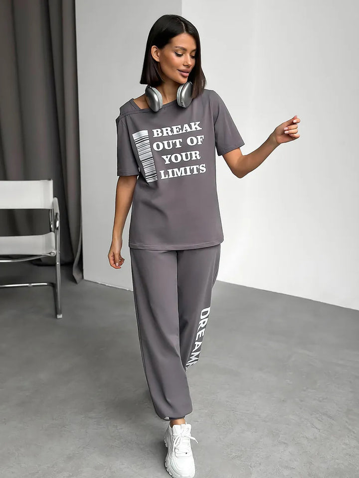 Women's sporty lounge suit with stylish cut-out sleeves and statement print Chic & Stil
