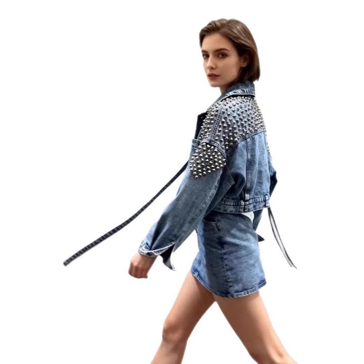 Veste en denim pour femmes avec embellissements en clous Chic & Stil