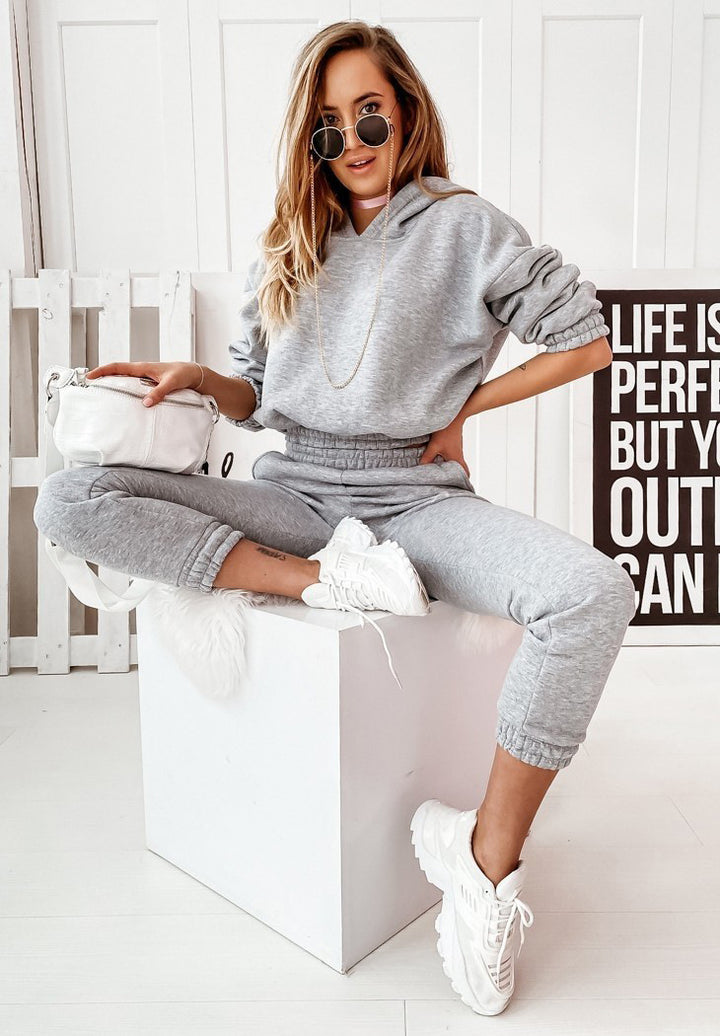 Women’s tracksuit with modern cut and casual hoodie style