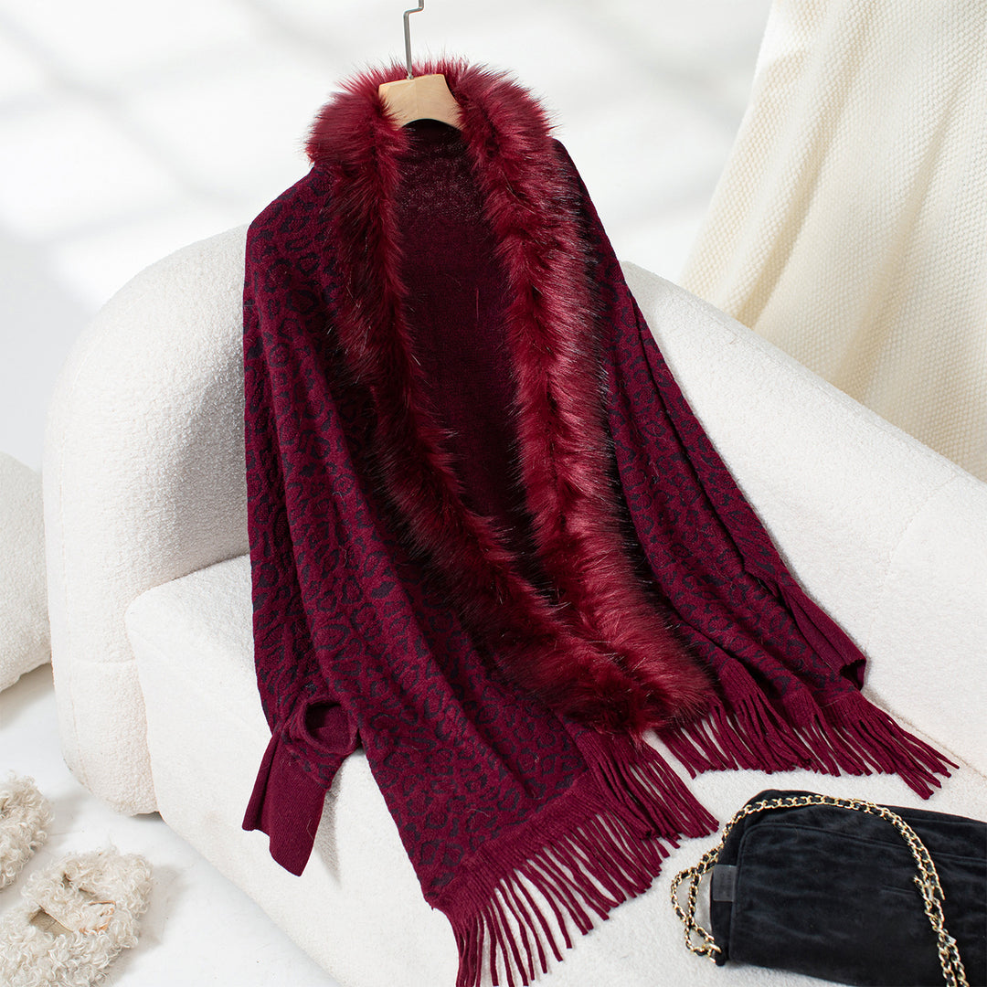 Elegant women's poncho sweater with a luxurious faux fur collar and a fringed hem Lune London
