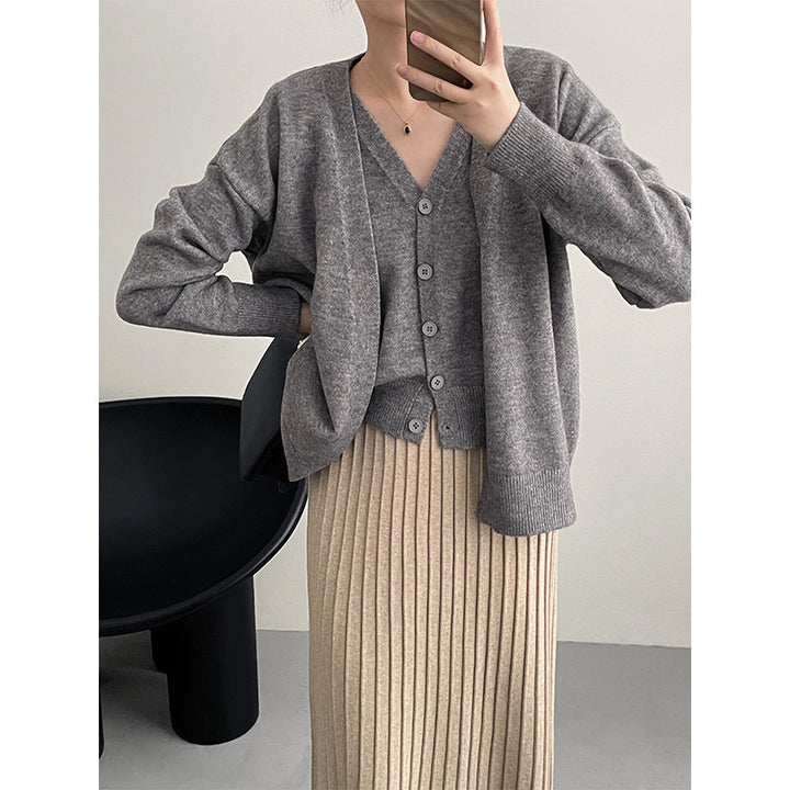 Cardigan féminin à la mode avec décolleté en V et fermeture à boutons Chic & Stil