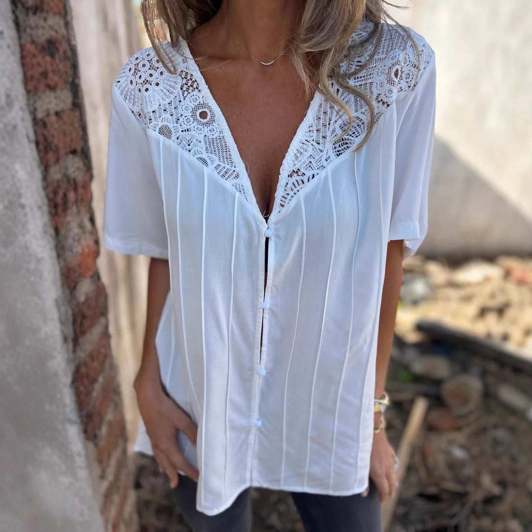 Chic and Style women's blouse with lace collar