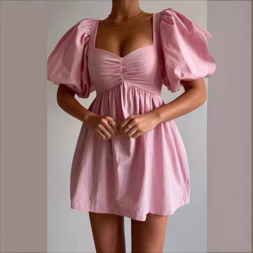 Robe décontractée pour femmes avec des manches bouffantes et un élégant ruissellement Chic & Stil