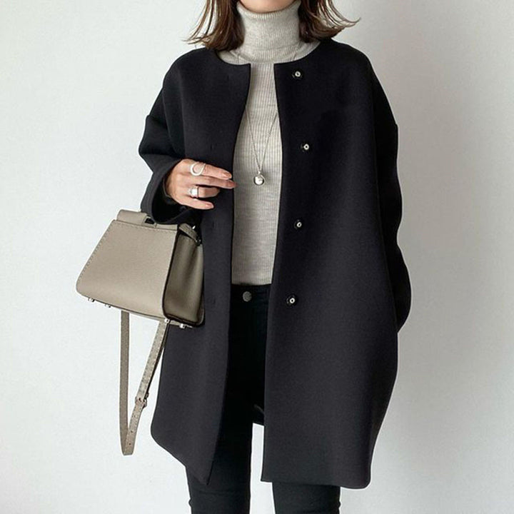 Luxurious wool coat for women with button closure and loose fit Lune London