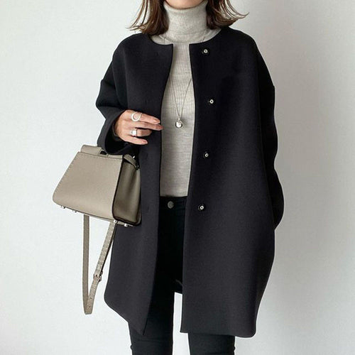 Luxurious wool coat for women with button closure and loose fit Lune London