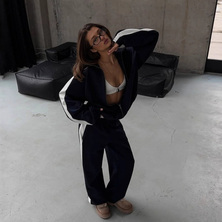Women's sporty outfit with trendy zipper and wide pants Lune London