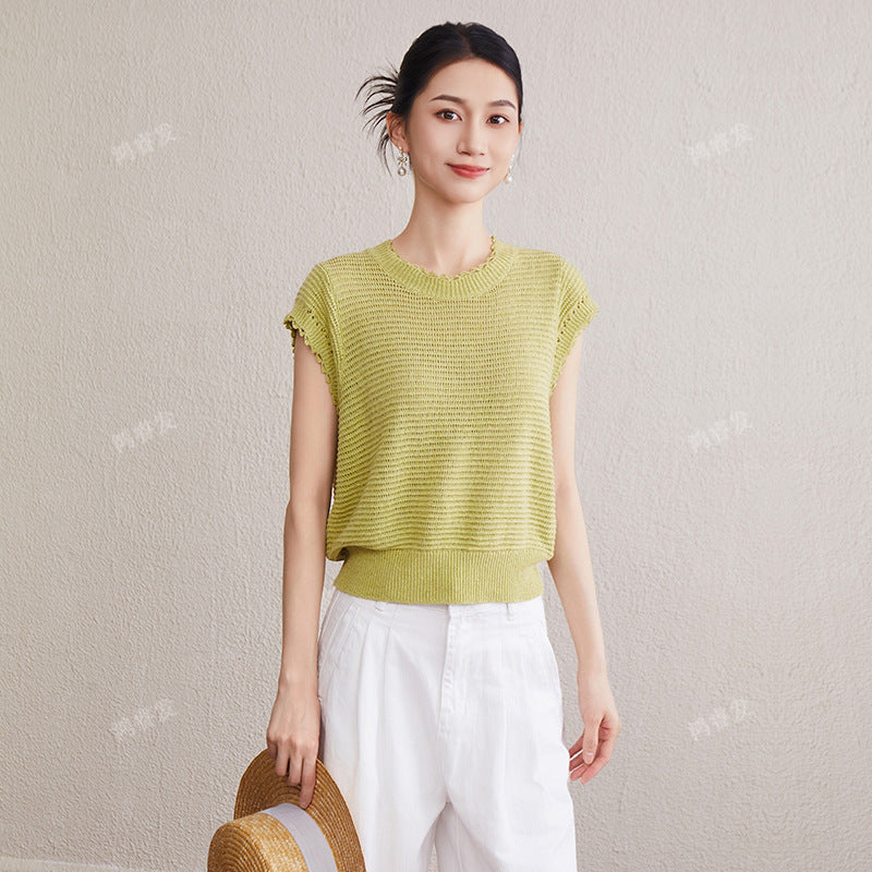 Top court à manches courtes en tricot pour femmes avec un motif texturé fin et des volants ludiques Chic & Stil