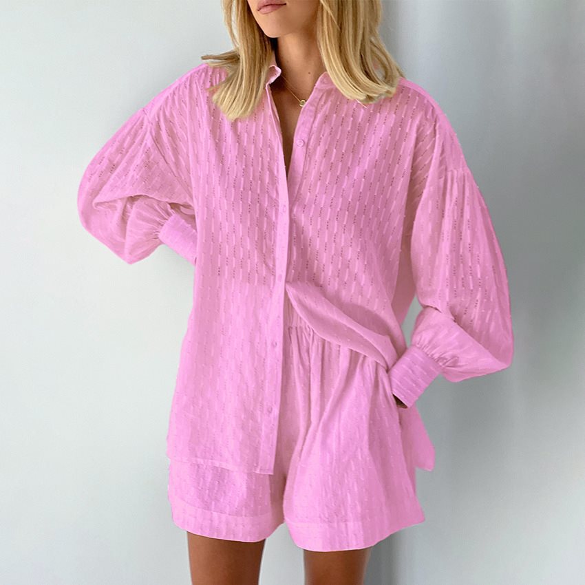 Oversized casual shirt for women with structure and chic and stylish short shorts