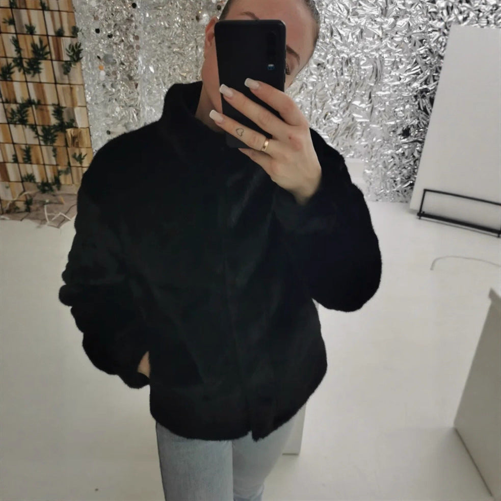 Fleece jacket for women with stand-up collar and side pockets with openings.