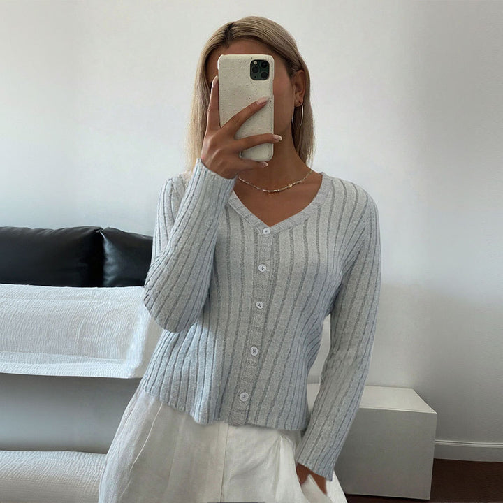 Top en maille pour femmes avec des structures côtelées fines et une élégante patte de boutonnage Chic & Stil