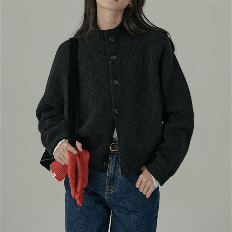 Femme cardigan mi-long avec col montant et boutons en bois tendance Chic & Stil