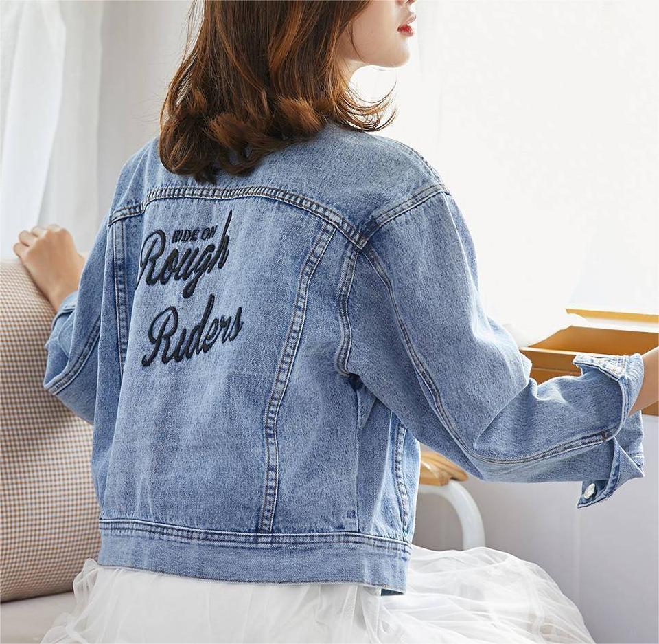 Veste en denim pour femmes avec broderies élaborées de la lettre Chic & Stil