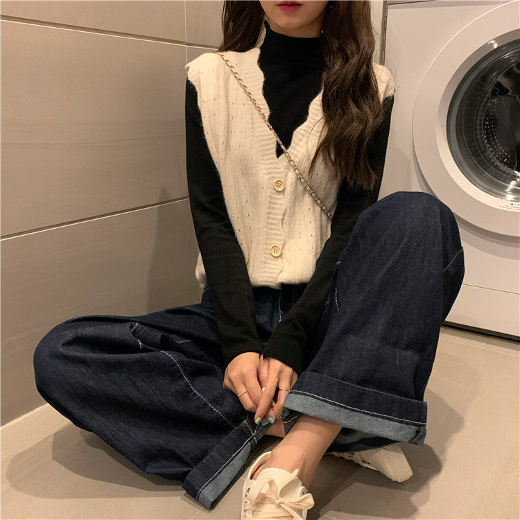 Knit cardigan for women with V-neck and buttons Lune London