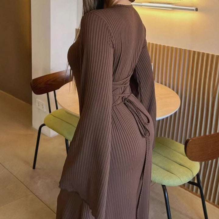 Robe maxi pour femmes avec des manches larges évasées et des détails élégants Chic & Stil