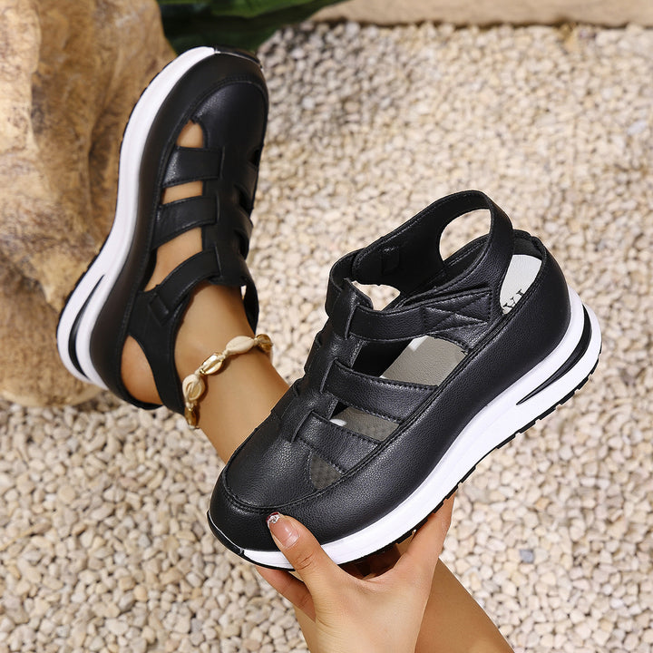 Comfortable sandals for women with fashionable crisscross straps and a breathable upper material Lune London.