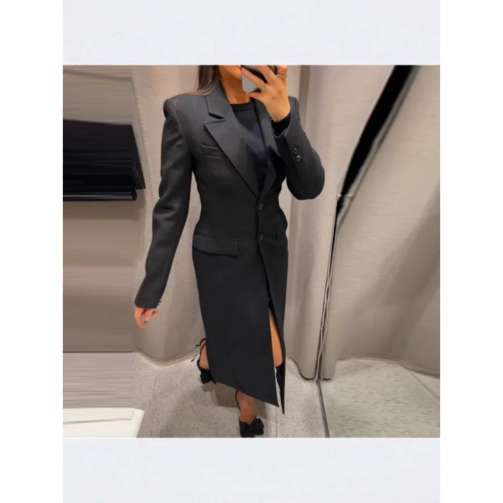 Ladies elegant long blazer with a slim silhouette and classic details Lune London