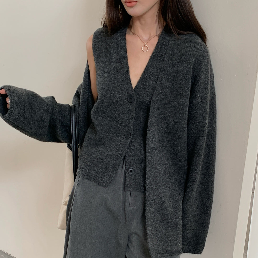 Cardigan féminin à la mode avec un élégant col en V et fermeture à boutons Chic & Stil