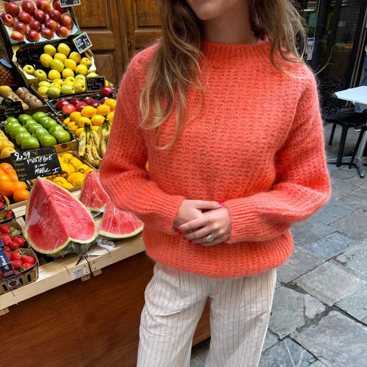 Knitted sweater for women with a trendy embossed pattern and a casual fit Lune London