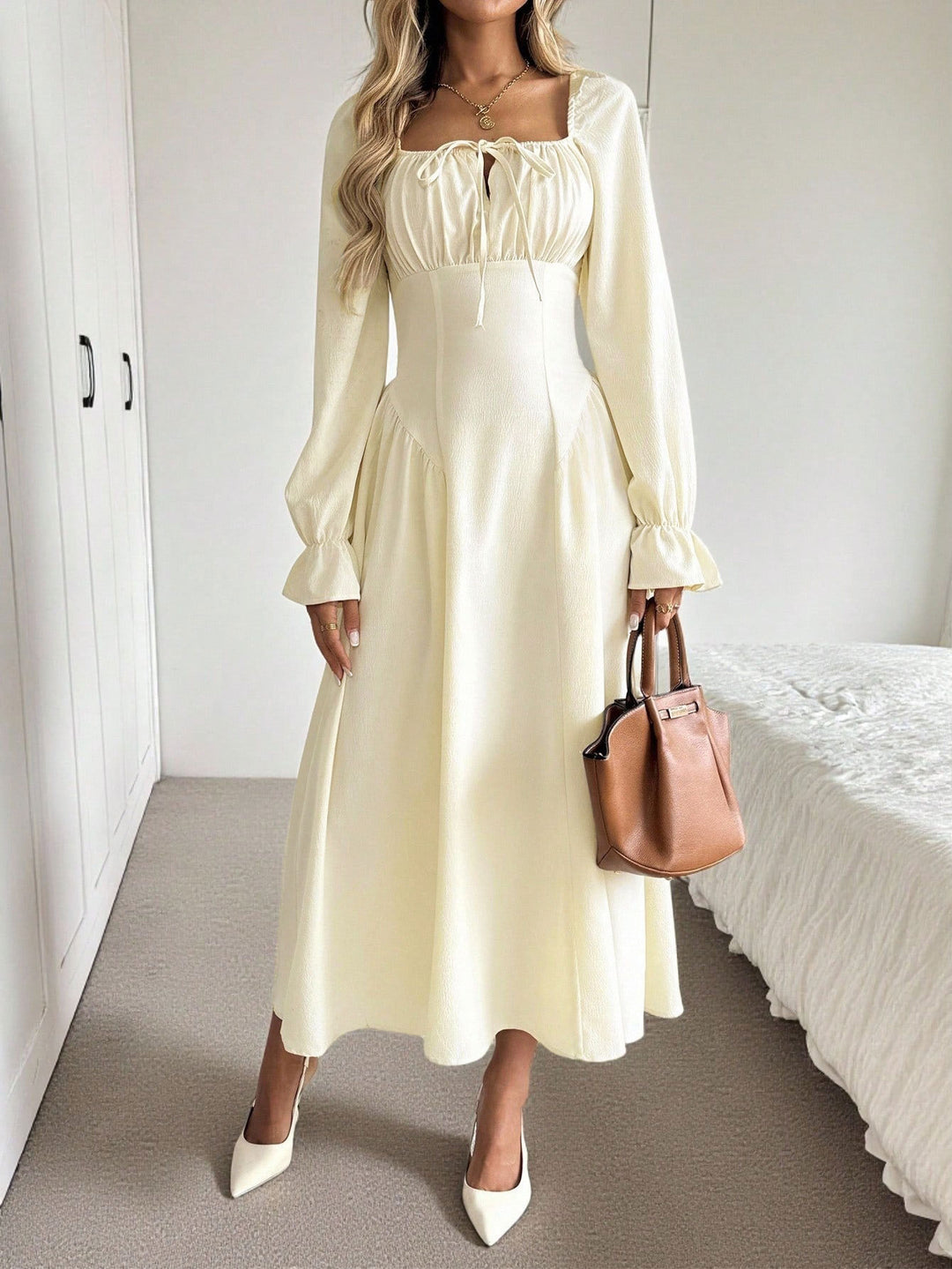 Elegant maxi dress for women with sophisticated drawstring and puff sleeves Chic & Stil