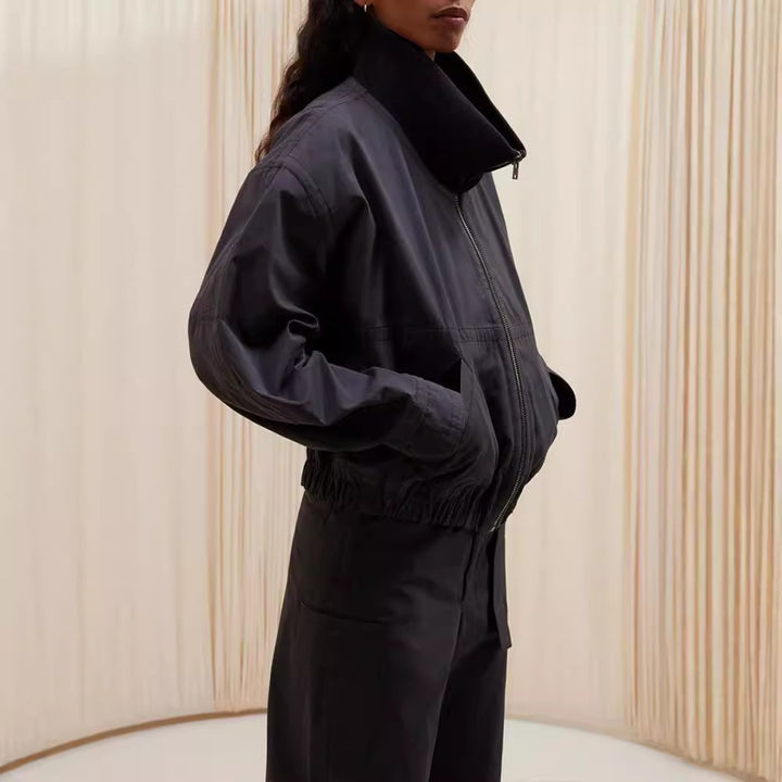 Veste à capuche décontractée pour femmes avec col montant et fermeture éclair sur le côté Chic & Stil