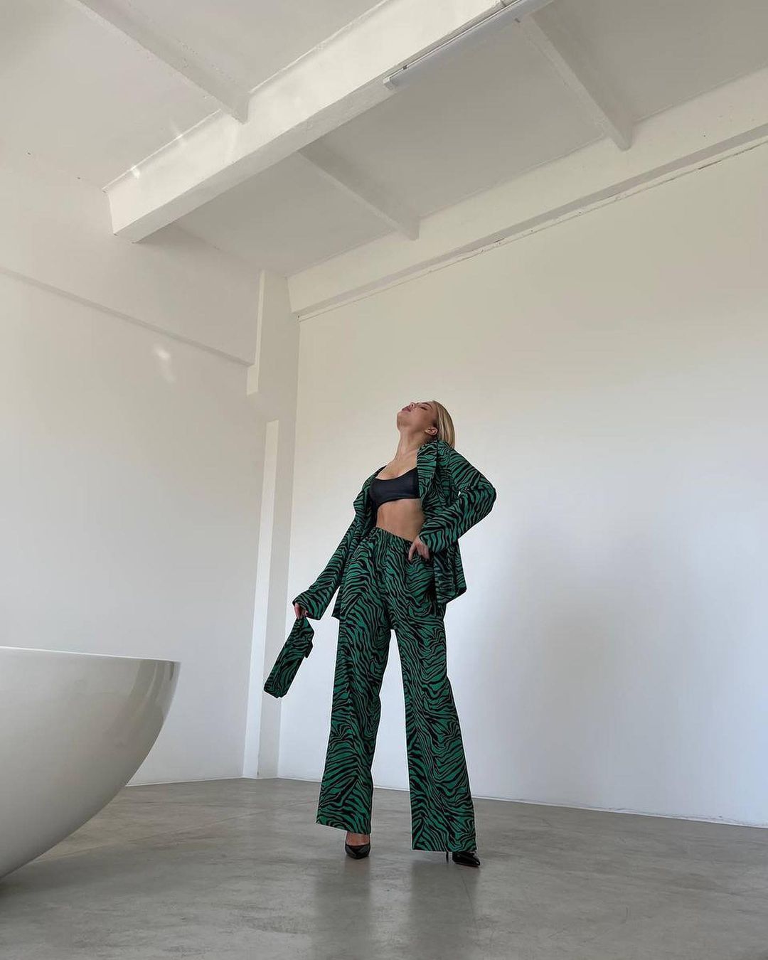 Women's set composed of a lightweight blazer and wide-leg pants with a floral design Lune London