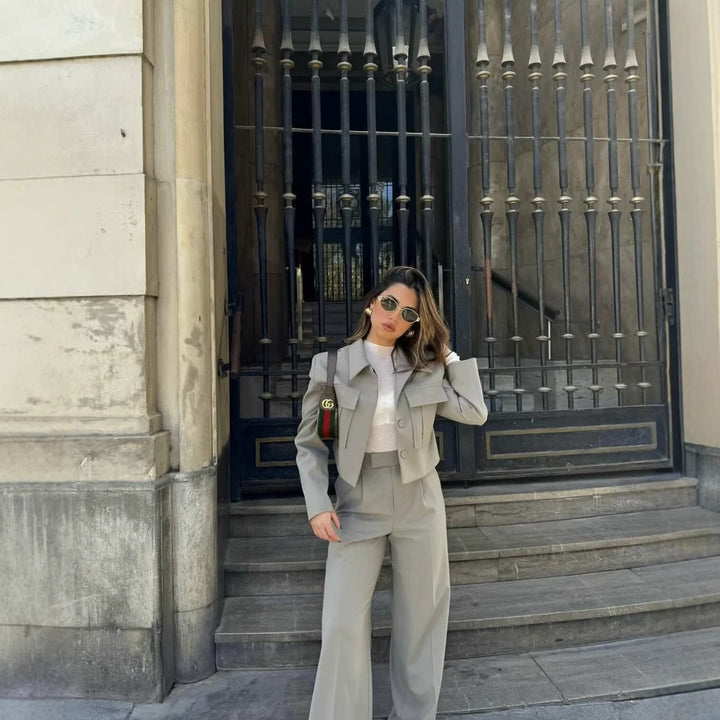 Wide and elegant pleated trousers for women with side pockets Lune London
