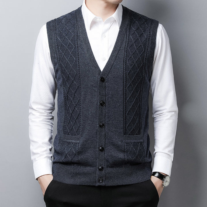 Elegant knitted vest for men with diamond pattern and practical pockets Lune London