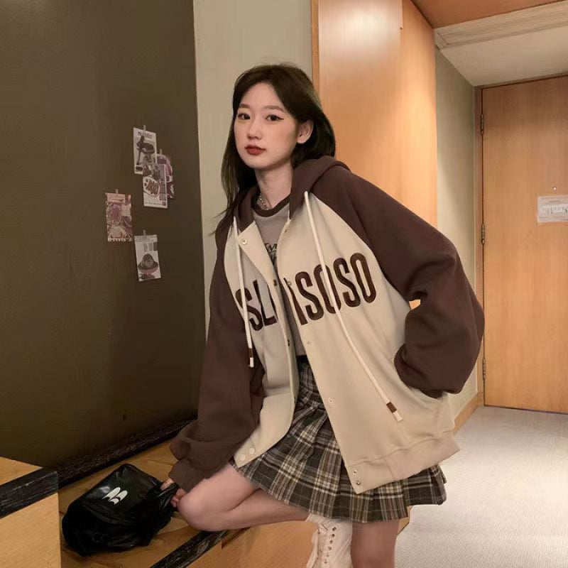 Women's sporty hooded jacket with a casual cut and eye-catching print Chic & Stil
