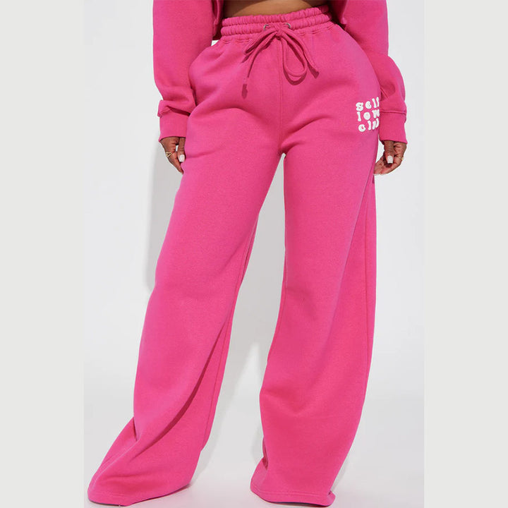 Women's wide jogging pants with elastic waistband and eye-catching lettering Chic & Stil