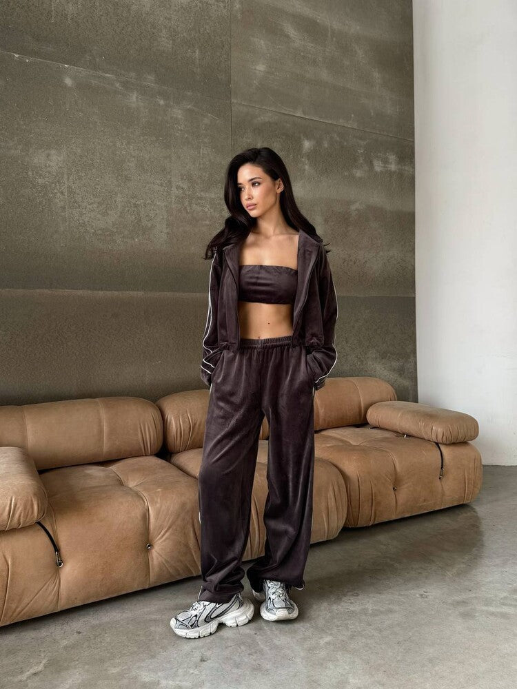 Women's luxurious velour loungewear set with cropped top and wide cut Chic & Stil