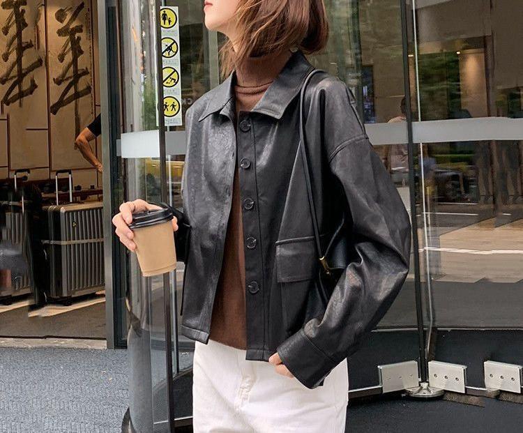 Veste en cuir courte pour femmes avec des détails de boutons décoratifs Chic & Stil