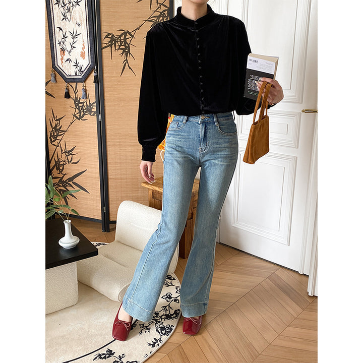 Women's velvet blouse with high collar and decorative buttons Chic & Stil