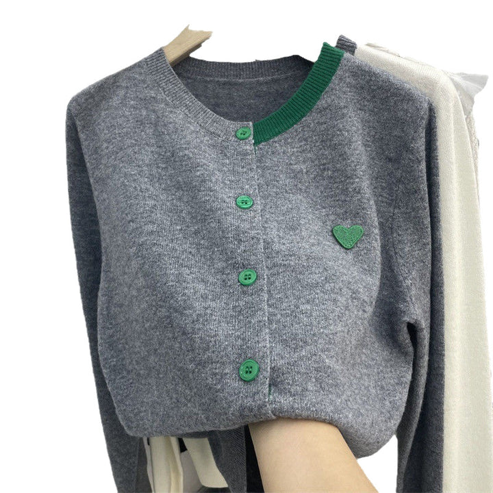 Cardigan féminin à la mode en tricot doux avec des boutons contrastés Chic & Stil
