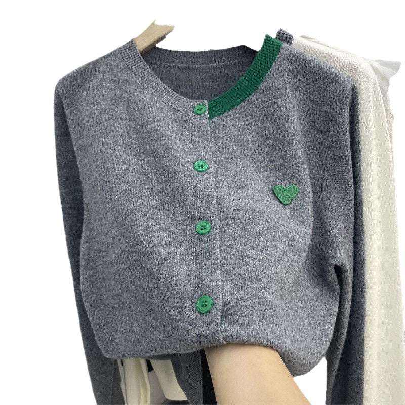 Cardigan pour femmes avec des détails contrastés et une élégante applique en forme de cœur Chic & Stil