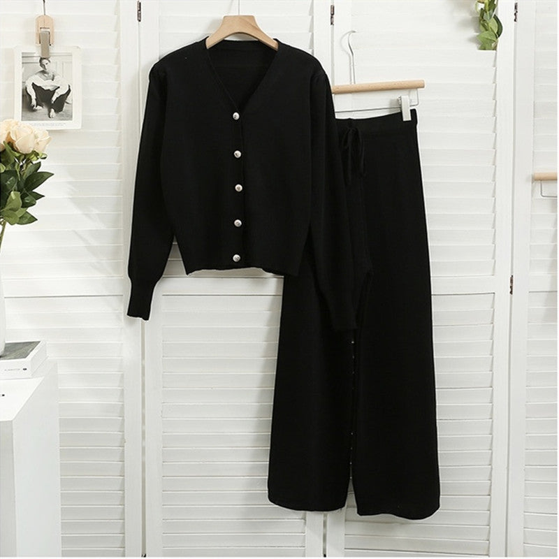 Women refined knit set with V-neck and decorative buttons Lune London