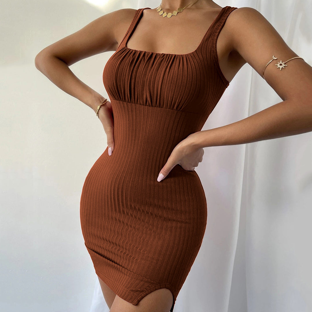 Robe ajustée en rib métrique pour femmes avec décolleté carré et fente haute Chic & Stil