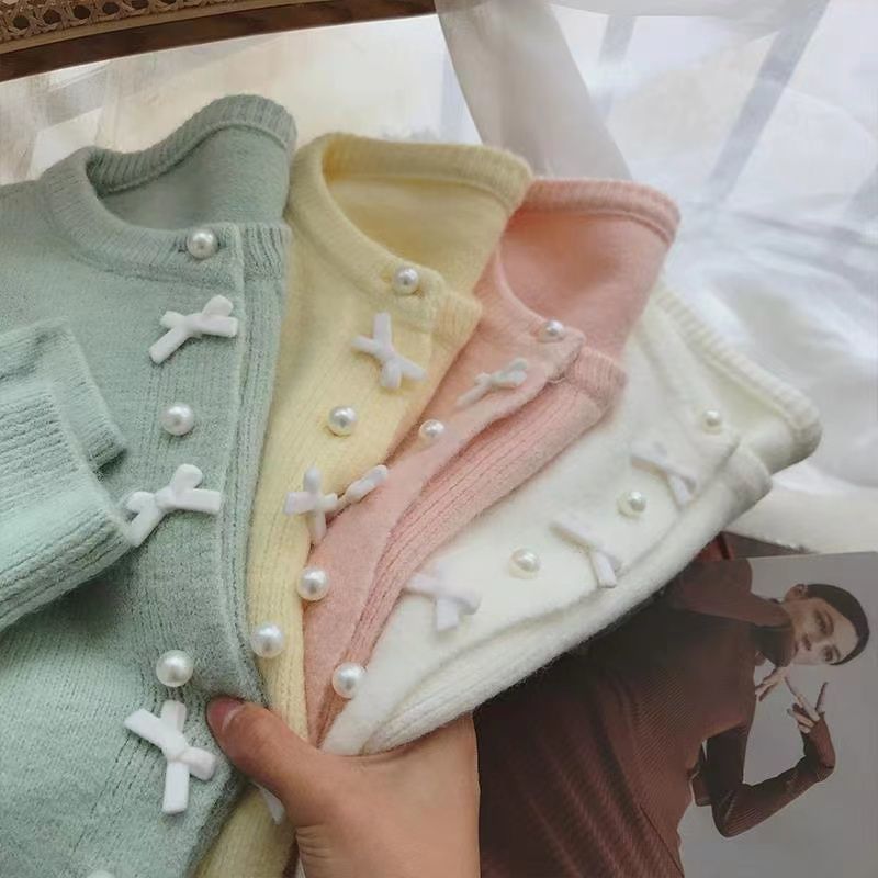 Cardigan confortable pour femmes avec boutons en perles et design délicat Chic & Stil