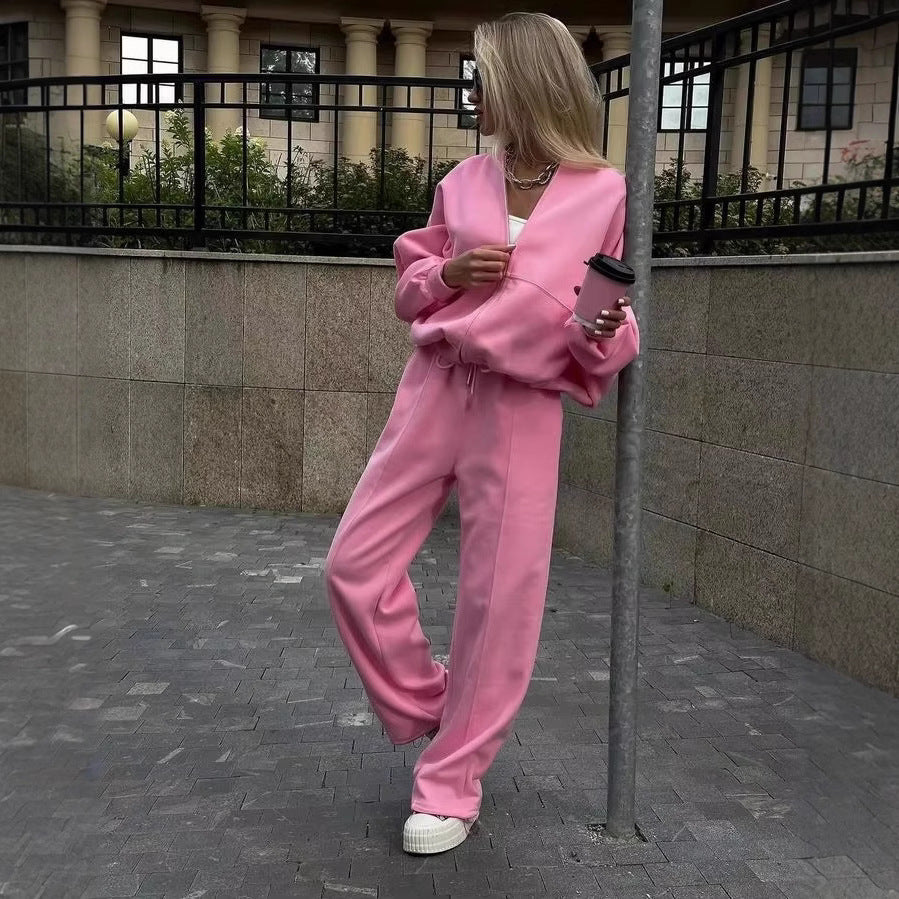 Trendy cropped sports set for women with a loose top and chic elastic pants.