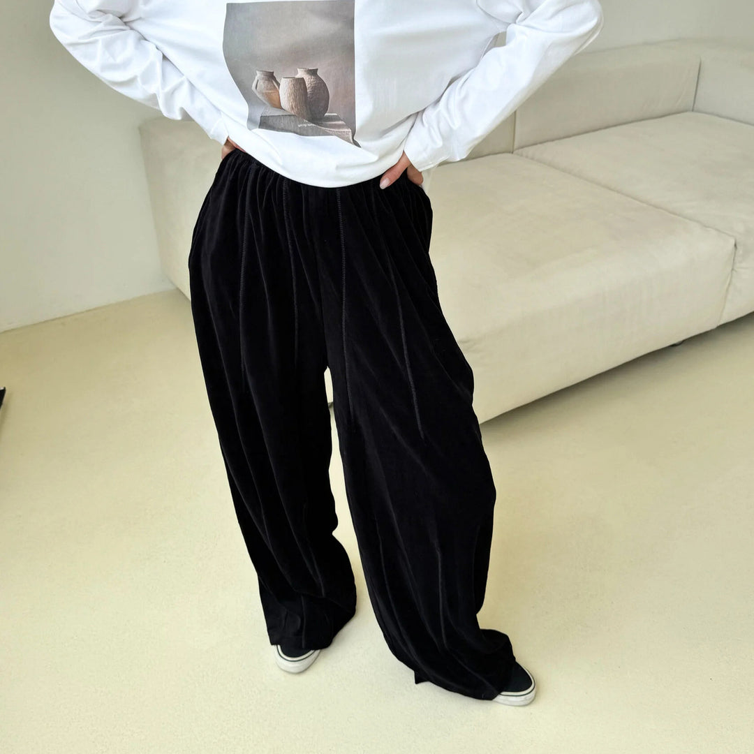 Wide velvet pants for women with elastic waist and practical side pockets Lune London