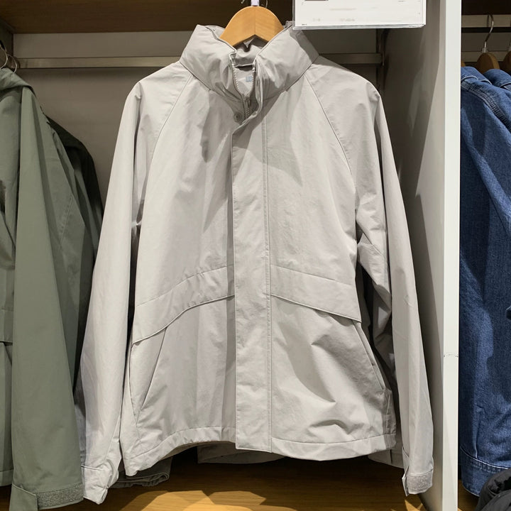 Veste d'extérieur pour femmes avec capuche réglable et caractéristiques respirantes Chic & Stil