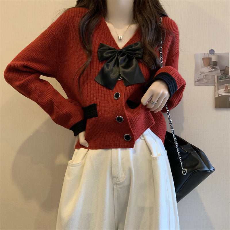 Cardigan de mode pour femmes avec des détails sophistiqués en satin et en boutons Chic & Stil