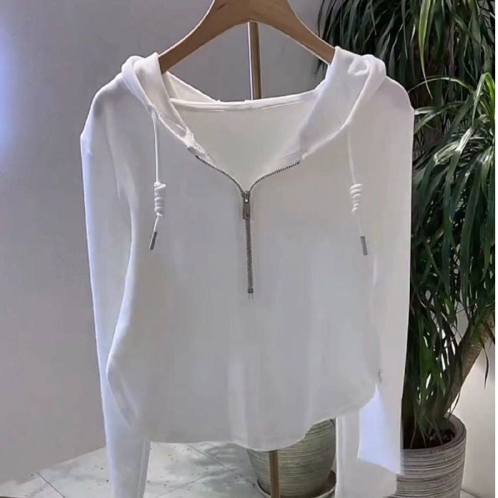 Women's casual hoodie with half zipper and modern cut Chic & Stil