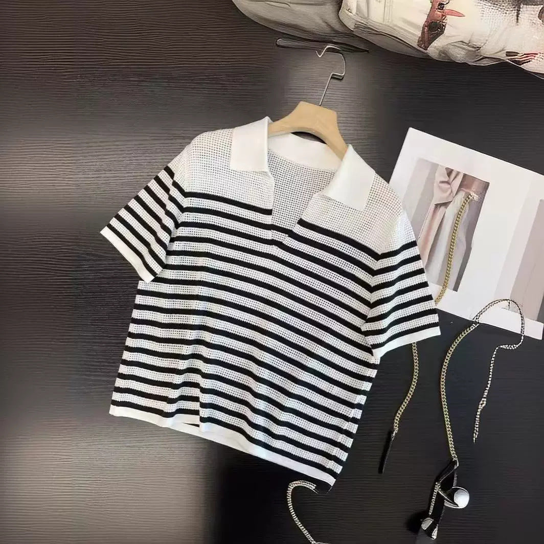 T-shirt en tricot aérien pour femmes avec motif rayé Chic & Stil