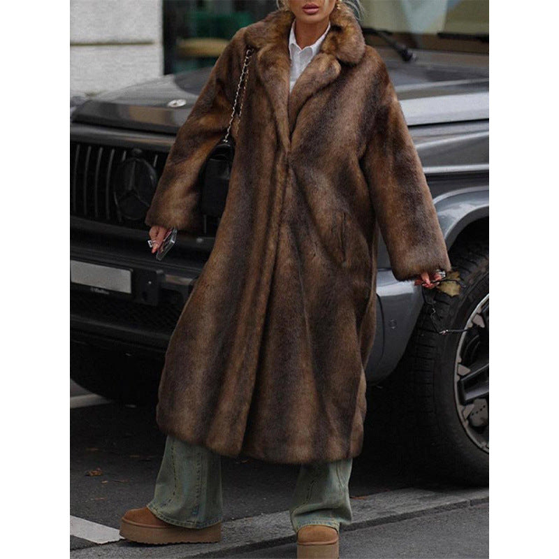 Women Luxurious Faux Fur Coat with Large Lapels and Soft Lining Lune London