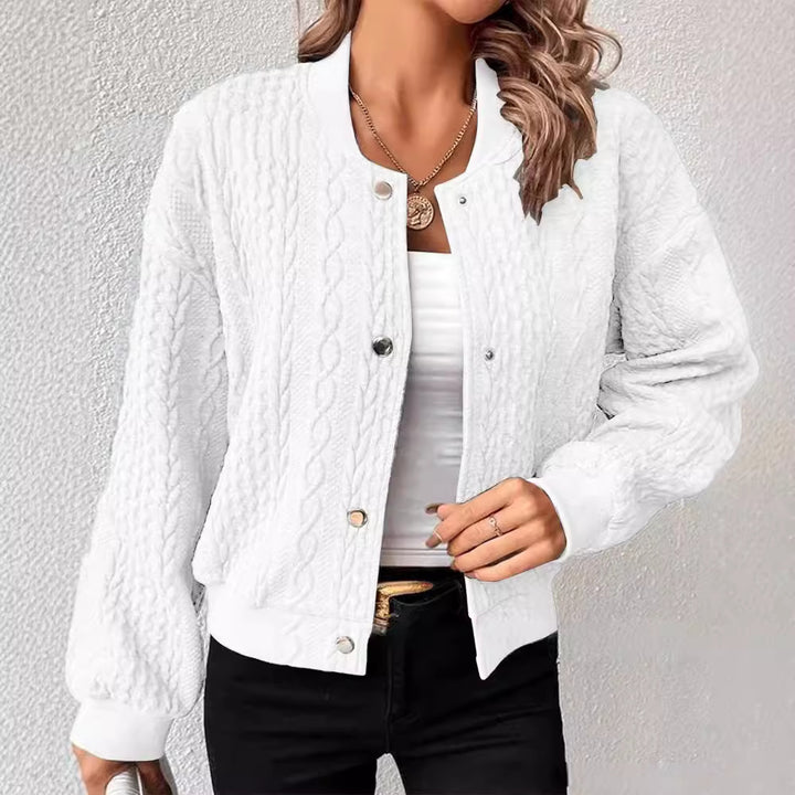 Cardigan pour femmes avec un élégant motif en torsades et fermeture à boutons-pression Chic & Stil