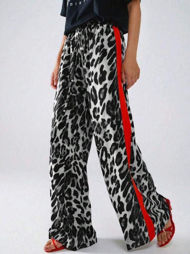 Wide women's pants with trendy leopard print and contrasting stripe details – chic and stylish