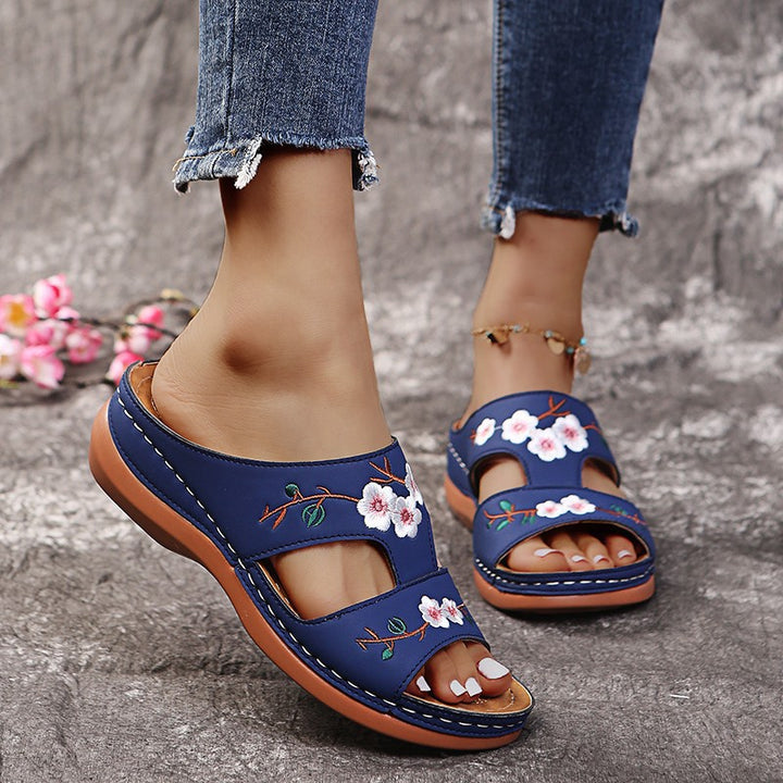 Women's strap sandals with floral embroidery and comfortable insole Chic and Style