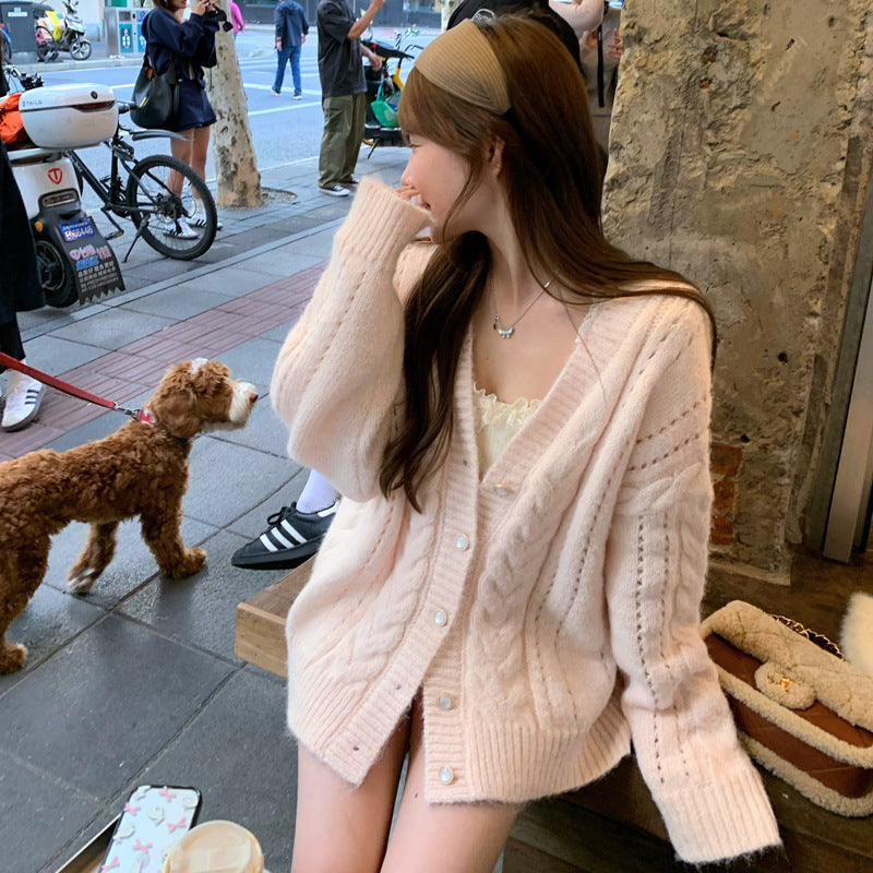 Cardigan pour femmes avec motif en cable et détail floral Chic & Stil