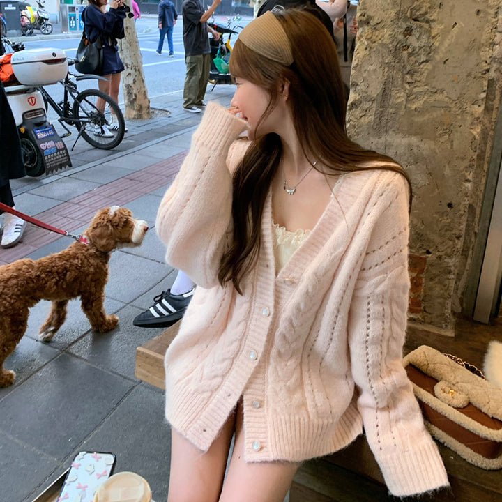 Cardigan pour femmes avec motif en cable et détail floral Chic & Stil