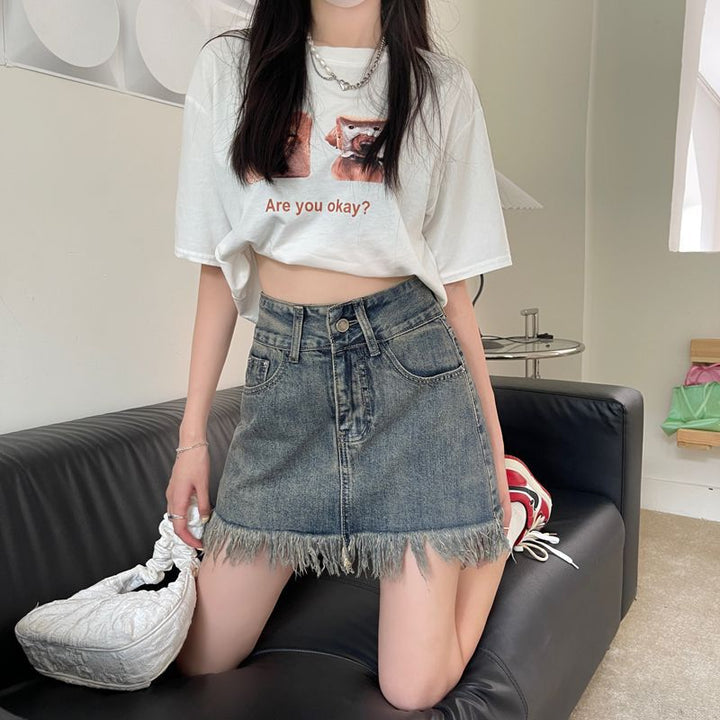 Women’s denim shorts with frayed hem and high waist